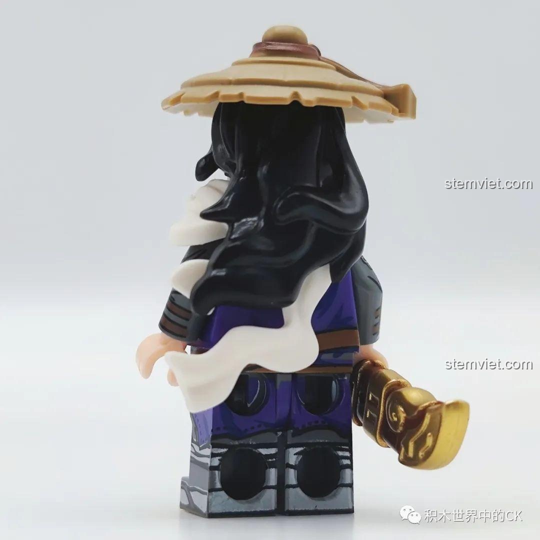 Bộ lắp ráp Decool 10805 Tống Giang khi mở hộp, bao gồm sách hướng dẫn, thẻ bài, đế trưng bày và các túi mảnh ghép.