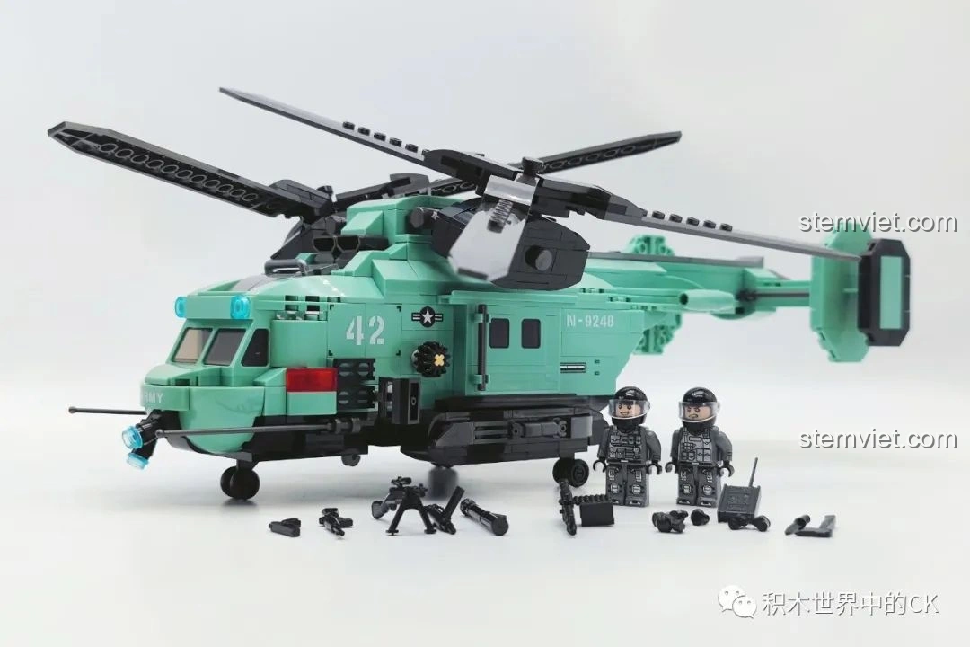 Toàn bộ bộ lắp ráp JIESTAR 58008 Trực thăng hai cánh quạt hoàn chỉnh, bao gồm mô hình, hai minifigures và các phụ kiện vũ khí.