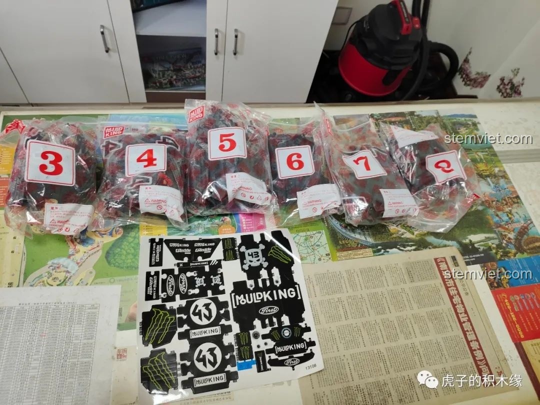 Các túi chi tiết từ 3 đến 8 và tấm decal lớn của bộ lắp ráp xe đua Ford Mustang Hoonicorn V2 13108.