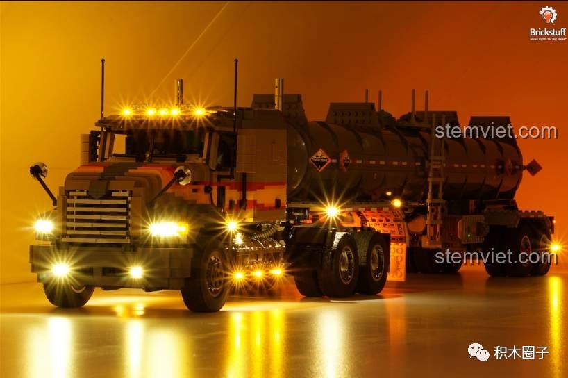 Mô hình xe tải chở xăng dầu với hệ thống đèn LED vàng ấm, cho thấy độ chi tiết của các bộ lắp ráp xe tải hạng nặng T14.