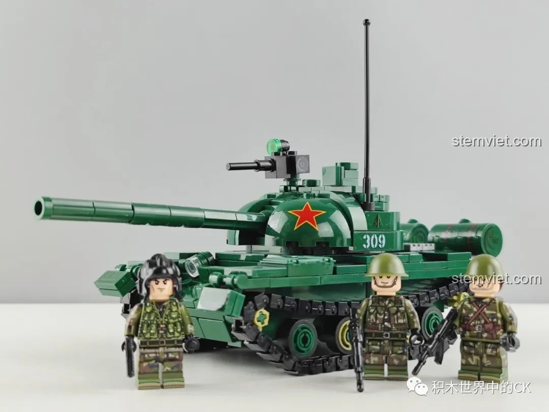 Mô hình xe tăng hạng trung Type 59 cùng ba minifigures lính tăng đã hoàn thiện, sẵn sàng cho các trận chiến giả tưởng.