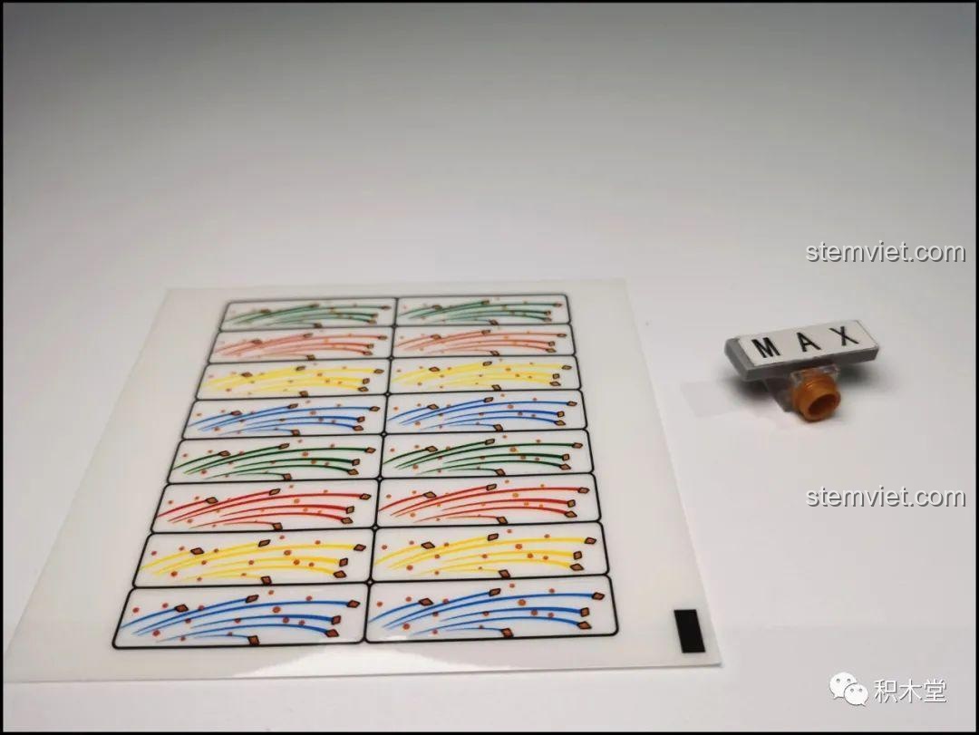 Tấm decal trong suốt với các họa tiết trang trí cho bộ đồ chơi Yunri 66111 Mô Hình Vòng Quay Ferris Wheel, tăng tính thẩm mỹ.