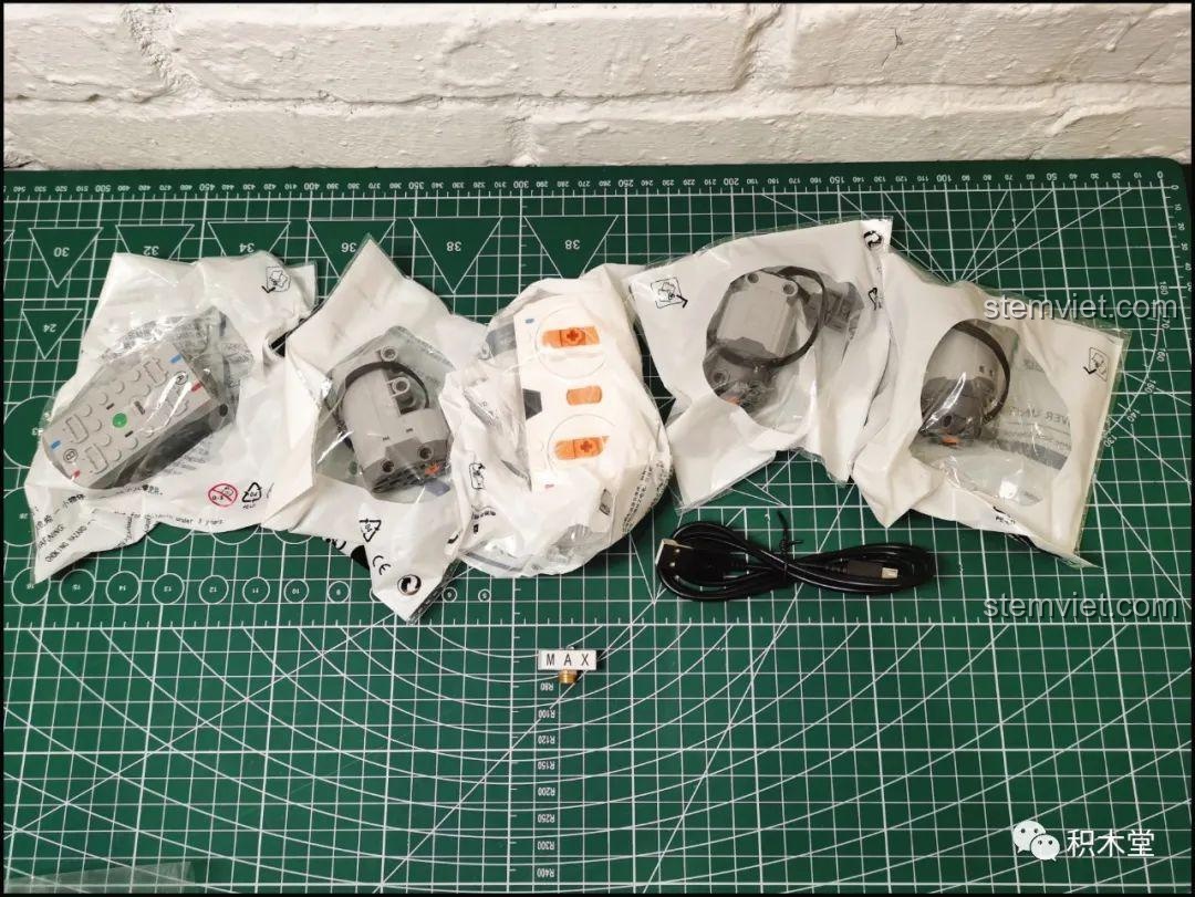 Các bộ phận Power Functions của bộ Happy Build YC-QC004 được đóng gói riêng biệt, bao gồm motor, pin và điều khiển, sẵn sàng cho việc lắp ráp.