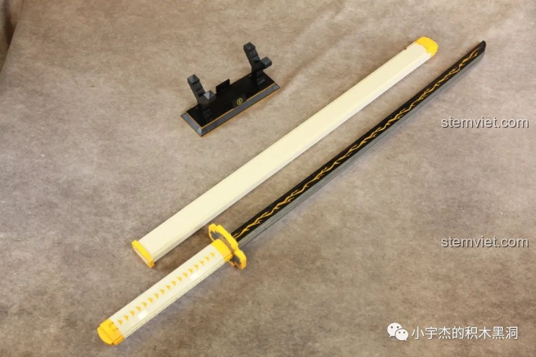 Bộ lắp ráp DK 1506 hoàn chỉnh gồm kiếm, vỏ kiếm và đế trưng bày, sẵn sàng để trang trí.