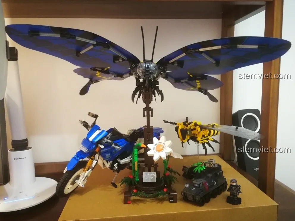 Bộ sưu tập các mô hình Sembo đã lắp ráp gồm xe máy, bướm, ong và xe binh chủng trưng bày trên kệ.