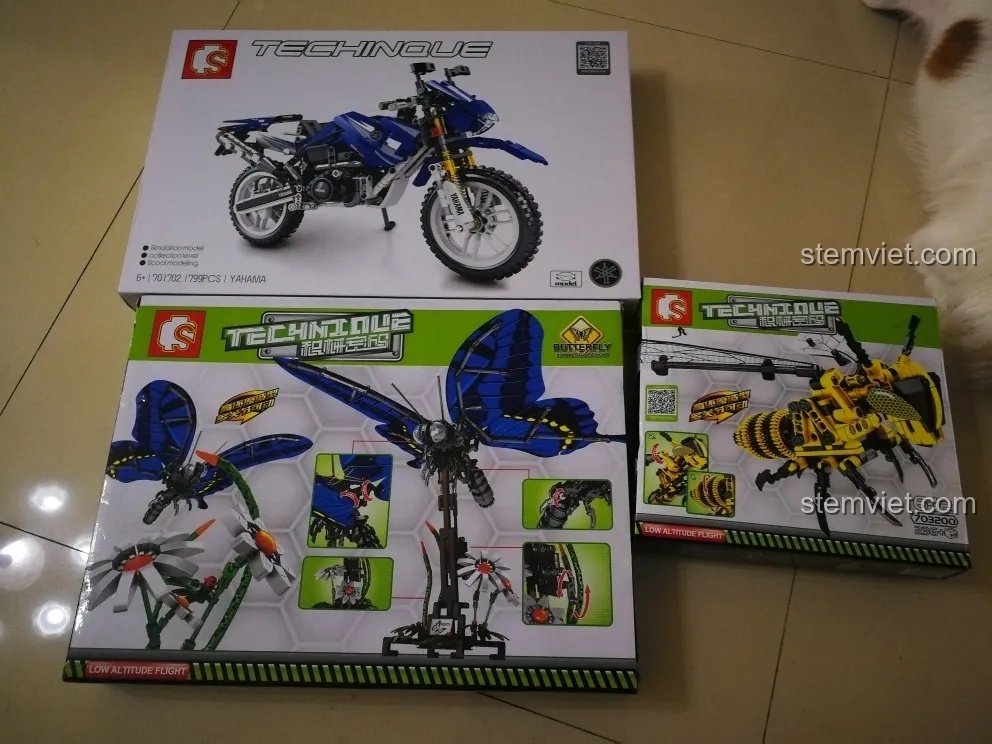 Các hộp đồ chơi lắp ráp Sembo gồm xe máy Yamaha, bướm máy và ong máy xếp chồng lên nhau.