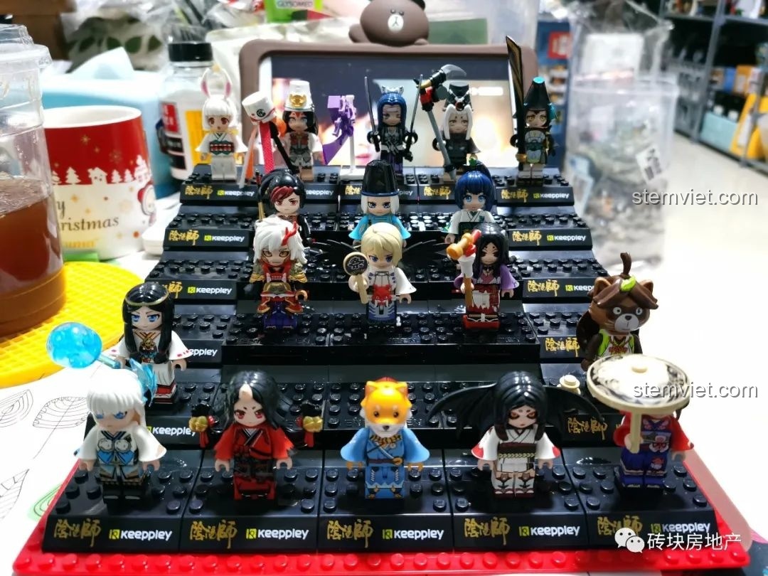 Bộ sưu tập nhân vật Enlighten được trưng bày đẹp mắt trong hộp DIY, tận dụng các mảnh ghép màu sắc độc đáo.