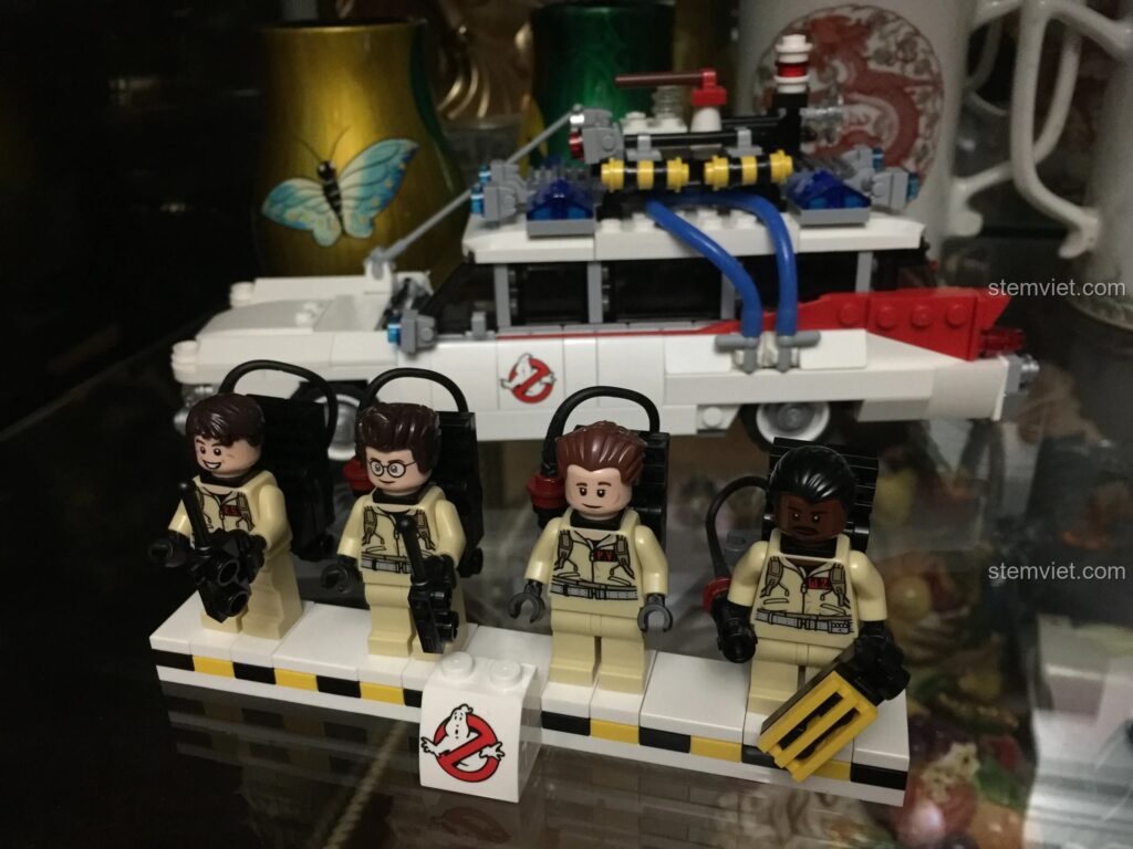Bộ sưu tập LEGO của người viết bài review, nổi bật là bộ LEGO Ideas 21108 Ghostbusters với xe Ecto-1 và 4 nhân vật.