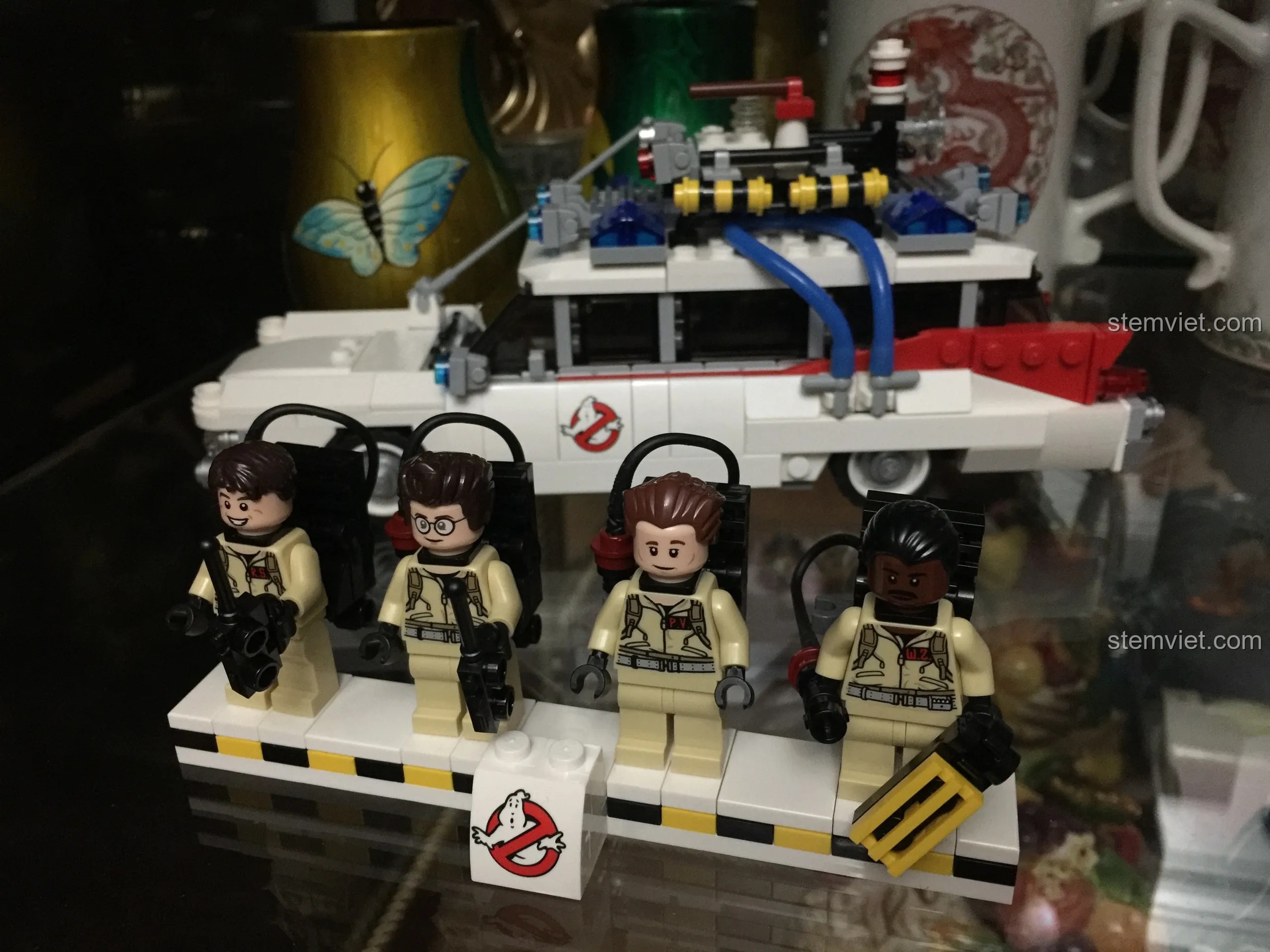 Bộ sưu tập LEGO của người viết bài review, nổi bật là bộ LEGO Ideas 21108 Ghostbusters với xe Ecto-1 và 4 nhân vật.