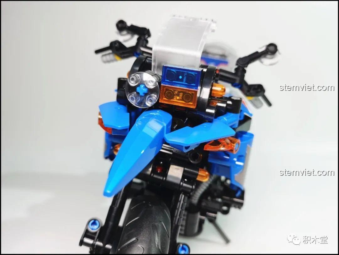 Góc nhìn từ trên xuống của bộ sưu tập mô hình mô tô Leier, bao gồm Leier 50008 Mô tô BMW R1200GS Rallye, thể hiện sự đa dạng.