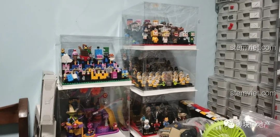 Nhiều hộp trưng bày minifigure DIY xếp chồng lên nhau, tạo thành một bộ sưu tập gọn gàng và ấn tượng.