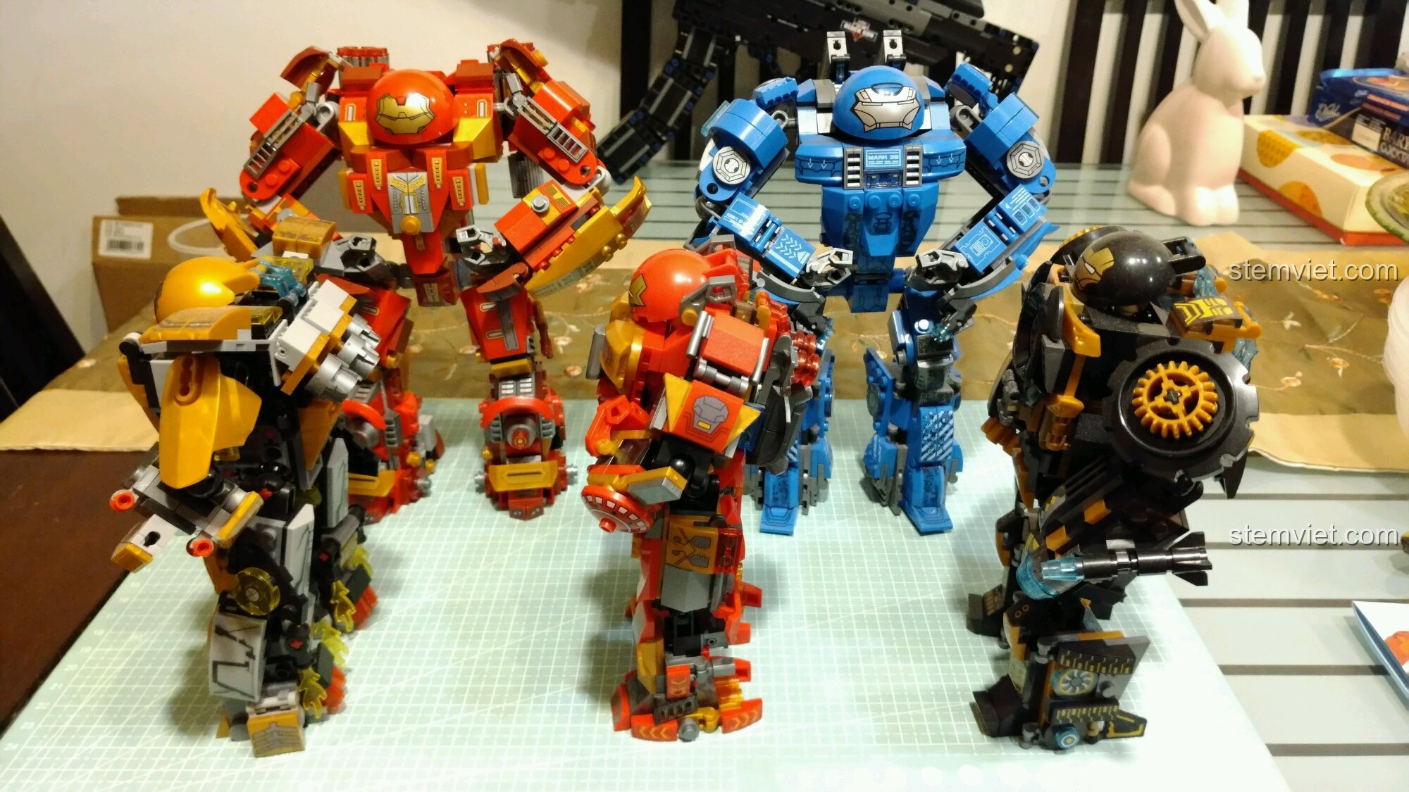 Bộ sưu tập các mô hình người máy lắp ráp, bao gồm cả bộ lắp ráp Iron Man Mecha MK16 cho trẻ em 6+.