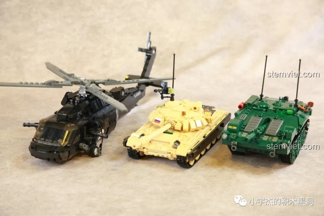 Một góc nhìn khác của bộ ba mô hình quân sự Sluban, cho thấy sự đa dạng về thiết kế và kích thước giữa các mẫu.