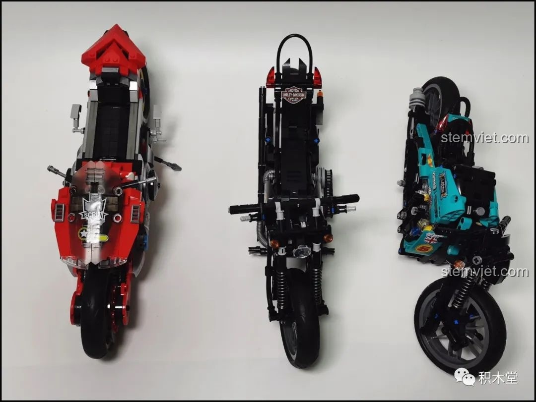 Góc nhìn từ trên xuống của bộ sưu tập ba mô hình xe máy, cho thấy sự đa dạng trong thiết kế và phong cách của đồ chơi lắp ráp.
