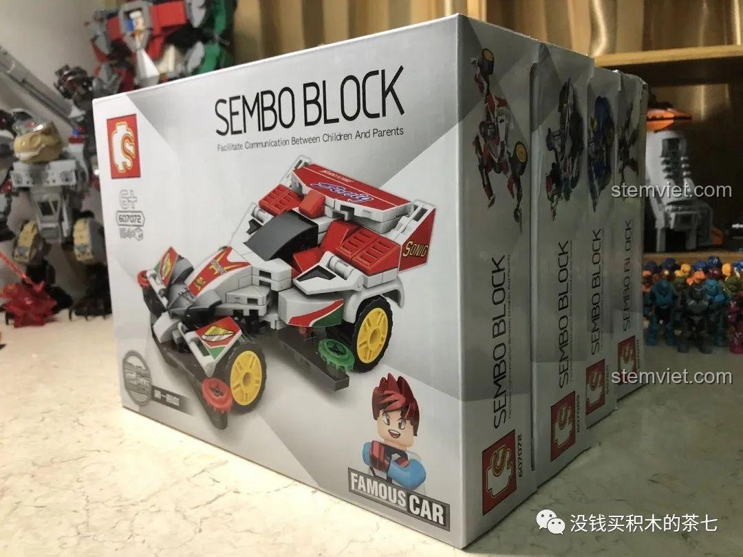 Bốn hộp đồ chơi lắp ráp Sembo dòng xe đua nổi tiếng được xếp cạnh nhau, sẵn sàng để review.