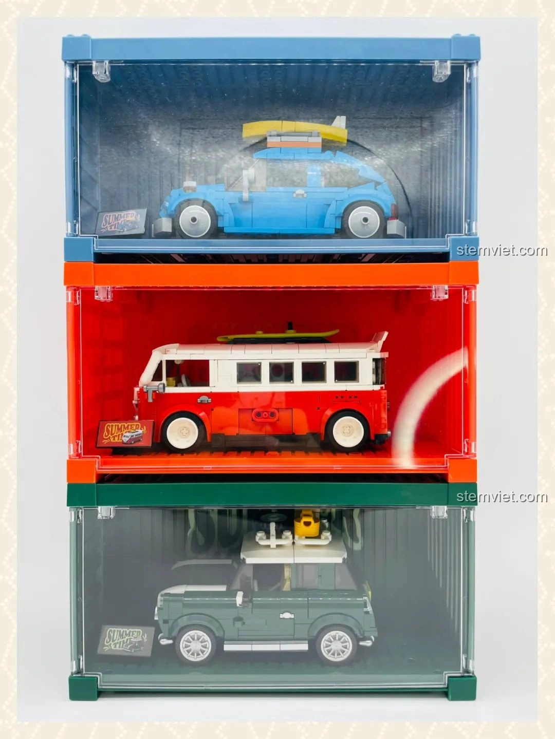 Ba mô hình xe Power Block khác nhau (MINI Camper, xe buýt, xe du lịch) được trưng bày trong các hộp container xếp chồng lên nhau, tạo thành bộ sưu tập.