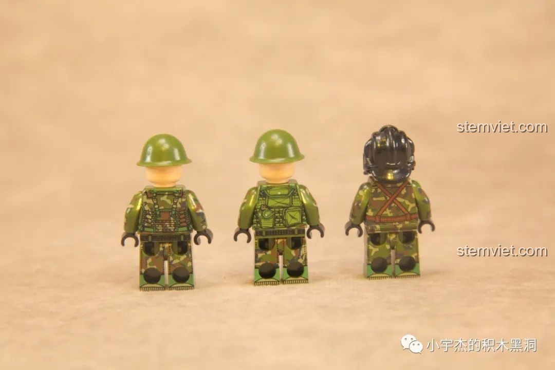 Góc nhìn khác của bộ sưu tập ba mẫu xe tăng SEMBO, bao gồm Xe tăng Type 59 203105.