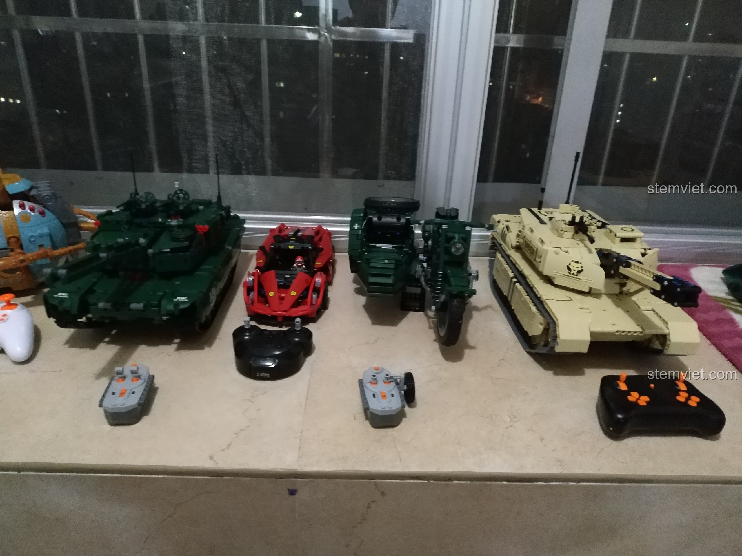 Bộ sưu tập các loại xe tăng và xe máy lắp ráp, trong đó có chiếc Xe Tăng Desert Eagle 9801.