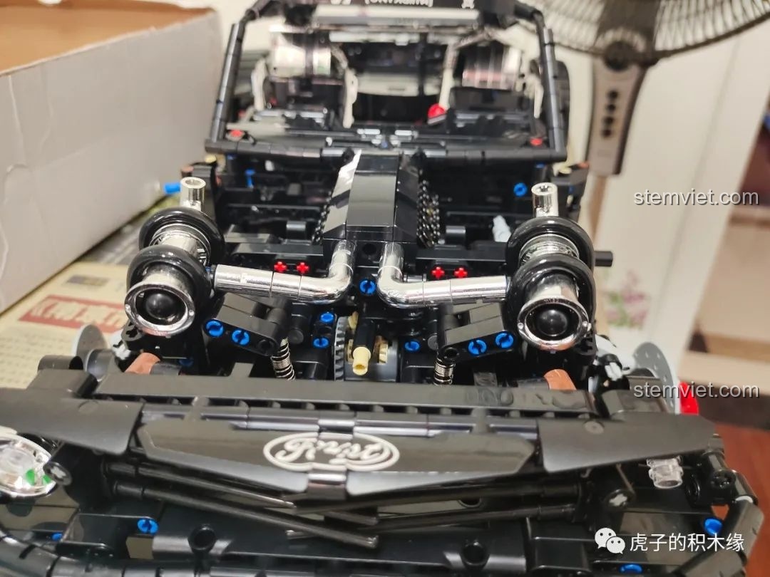 Bộ tăng áp kép khổng lồ được lắp trên nắp capo của xe Mould King 13108, một chi tiết biểu tượng.