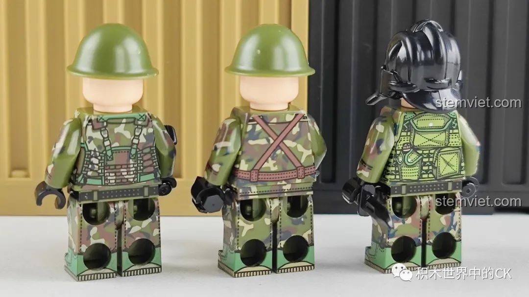 Mặt sau của ba minifigures lính tăng, cho thấy các chi tiết trang phục và ba lô được in ấn rõ nét.