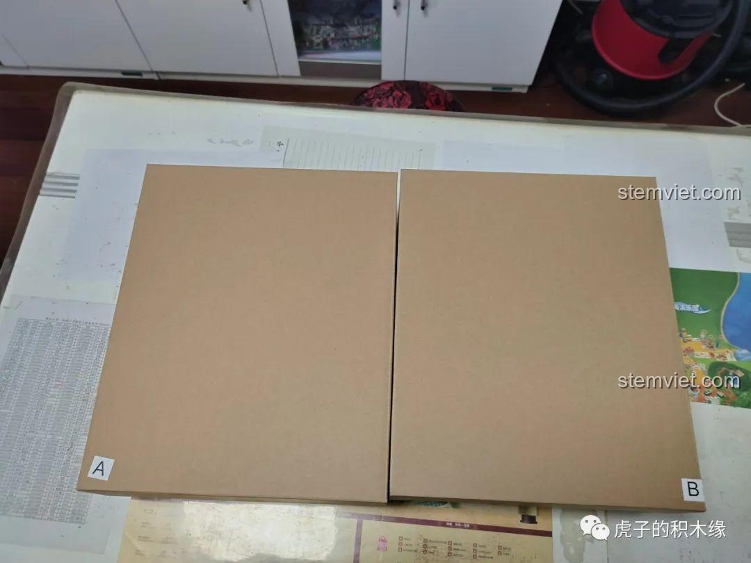 Hai hộp carton A và B bên trong bộ xếp hình 13120, phân chia các túi chi tiết lắp ráp.