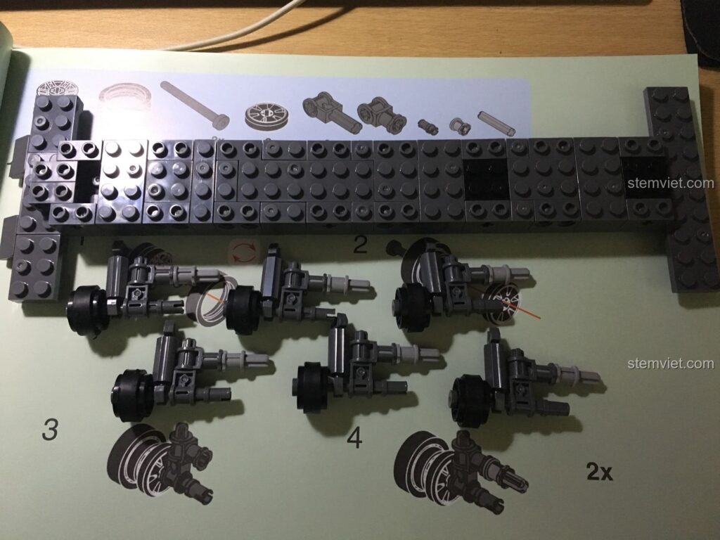 Cận cảnh các chi tiết đầu tiên của bộ xếp hình Cỗ máy chiến tranh T92 cho bé trai từ 12 tuổi, bao gồm khung và các cụm bánh xe.
