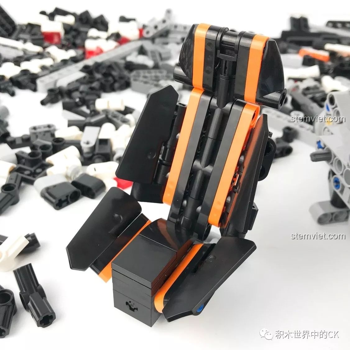 Bộ xếp hình Cỗ máy tốc độ Koenigsegg One:1 YILE 915A giá tốt, cận cảnh ghế ngồi thể thao với thiết kế đen-cam bắt mắt.