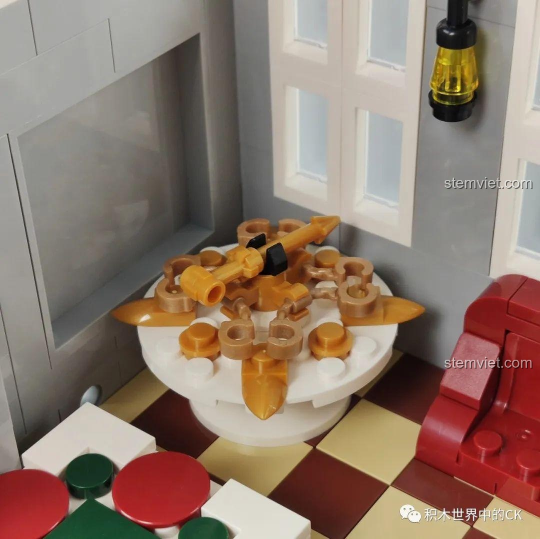 Cận cảnh chi tiết bàn trưng bày vũ khí trong bộ Cửa Hàng Sưu Tầm Đồ Cổ.