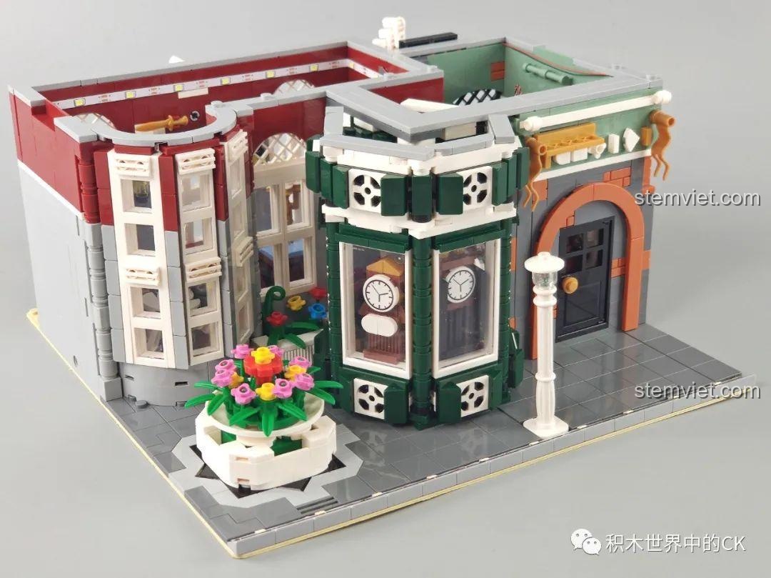 Tầng 1 của bộ Cửa Hàng Sưu Tầm Đồ Cổ Mould King 16005 đã hoàn thiện.