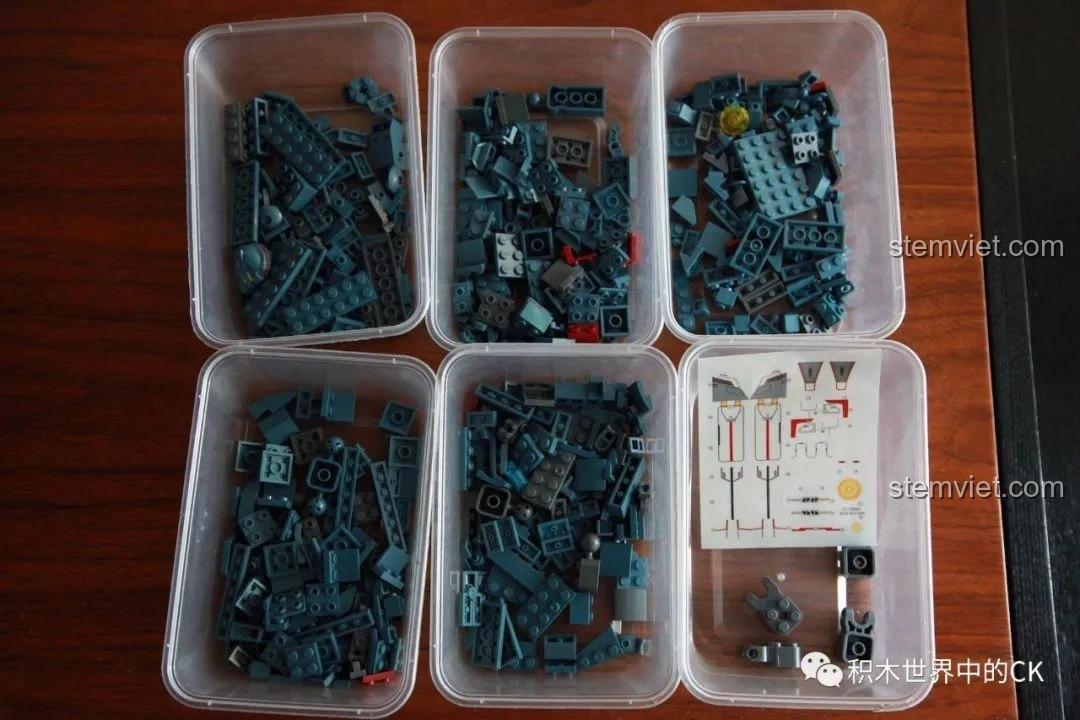 Các mảnh ghép của bộ Sluban M38-B0726A Gipsy Avenger được đổ ra và phân loại vào các hộp nhỏ. Đánh giá Sluban M38 B0726A Người Máy Gipsy Avenger Phục Thù Lang Thang.