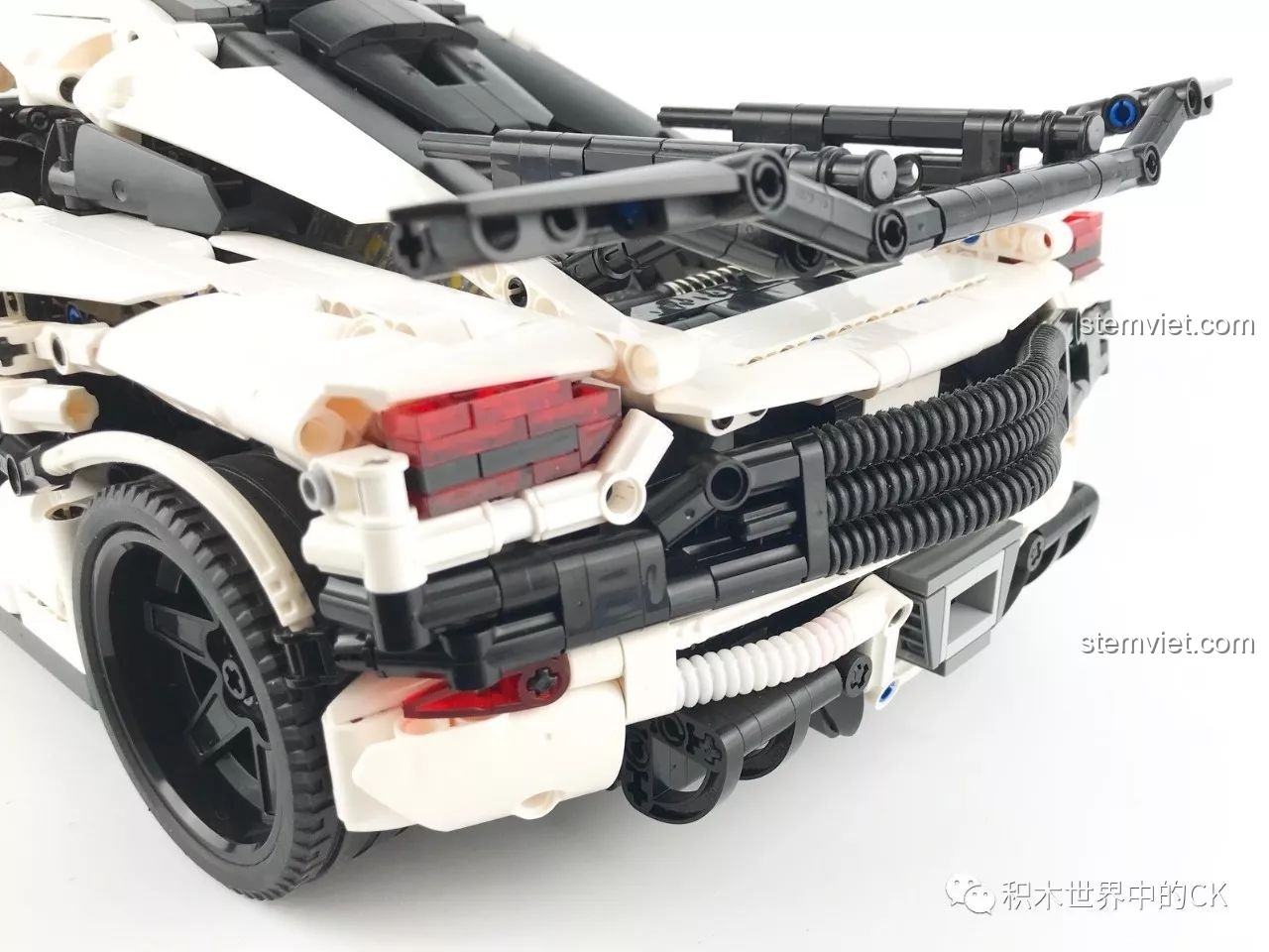 Bộ xếp hình Kiệt tác công nghệ Thụy Điển Koenigsegg One:1 915A, cận cảnh chi tiết ghế lái và khu vực cần số.