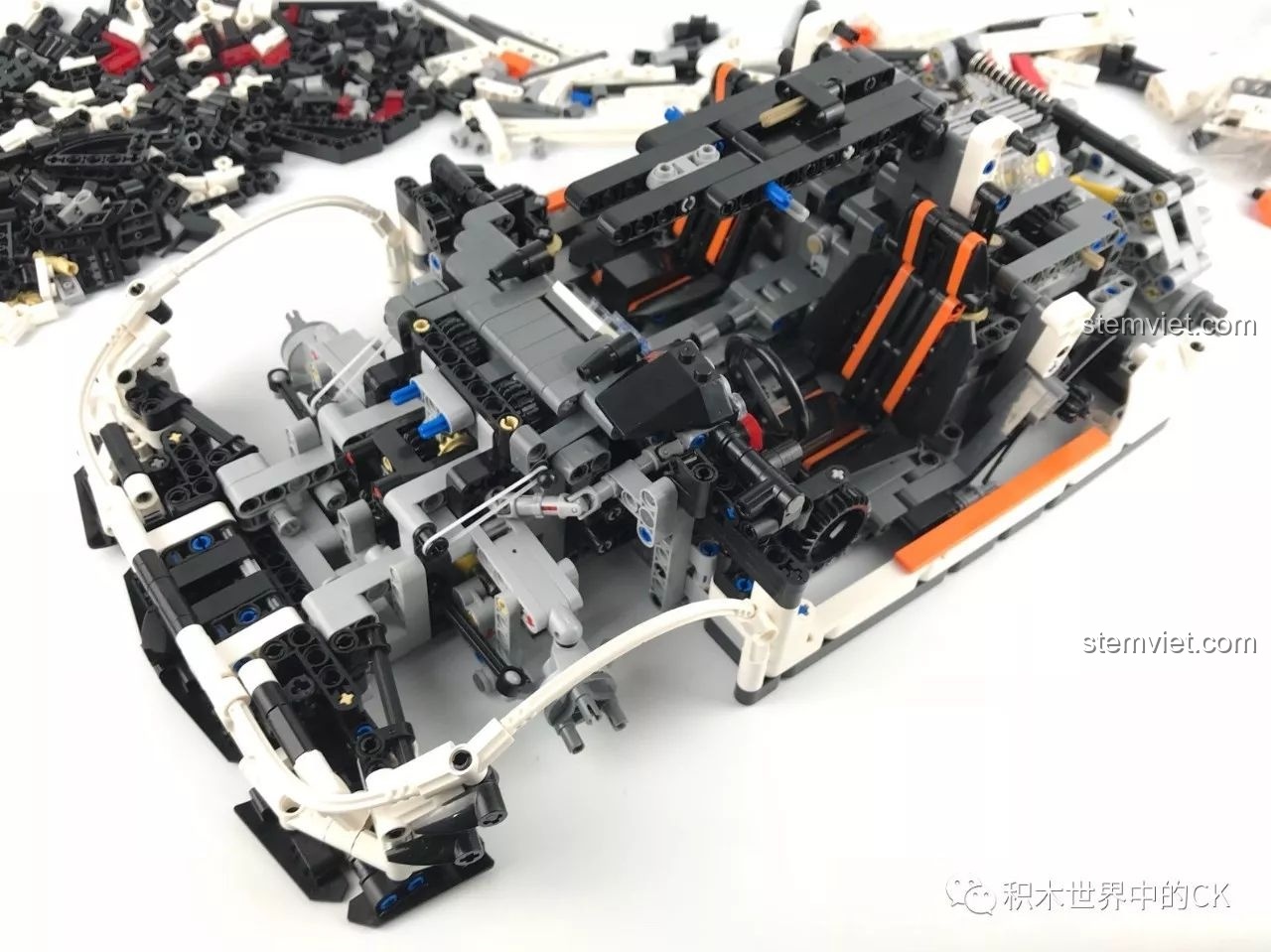 Bộ xếp hình Kiệt tác công nghệ Thụy Điển Koenigsegg One:1 915A siêu tiết kiệm, thân xe đang dần được hoàn thiện.