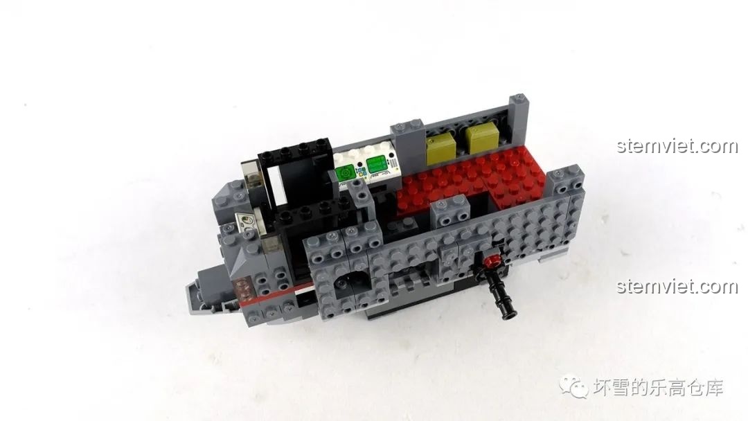 Lắp ráp chi tiết bên trong và súng máy cho phần mũi của mô hình Máy bay cường kích AC-130 Xingbao.