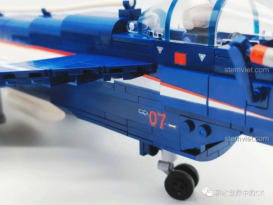 Chi tiết cánh của mô hình Máy Bay Biểu Diễn J-10 SEMBO 202188 có thể điều chỉnh, tăng tính tương tác và chân thực.