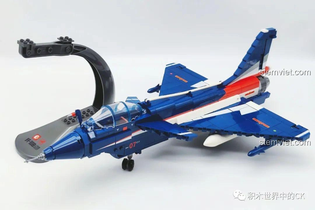 Mô hình Máy Bay Biểu Diễn J-10 SEMBO 202188 gần hoàn thành, đặt trên giá trưng bày tạm thời, thể hiện sự tinh xảo.