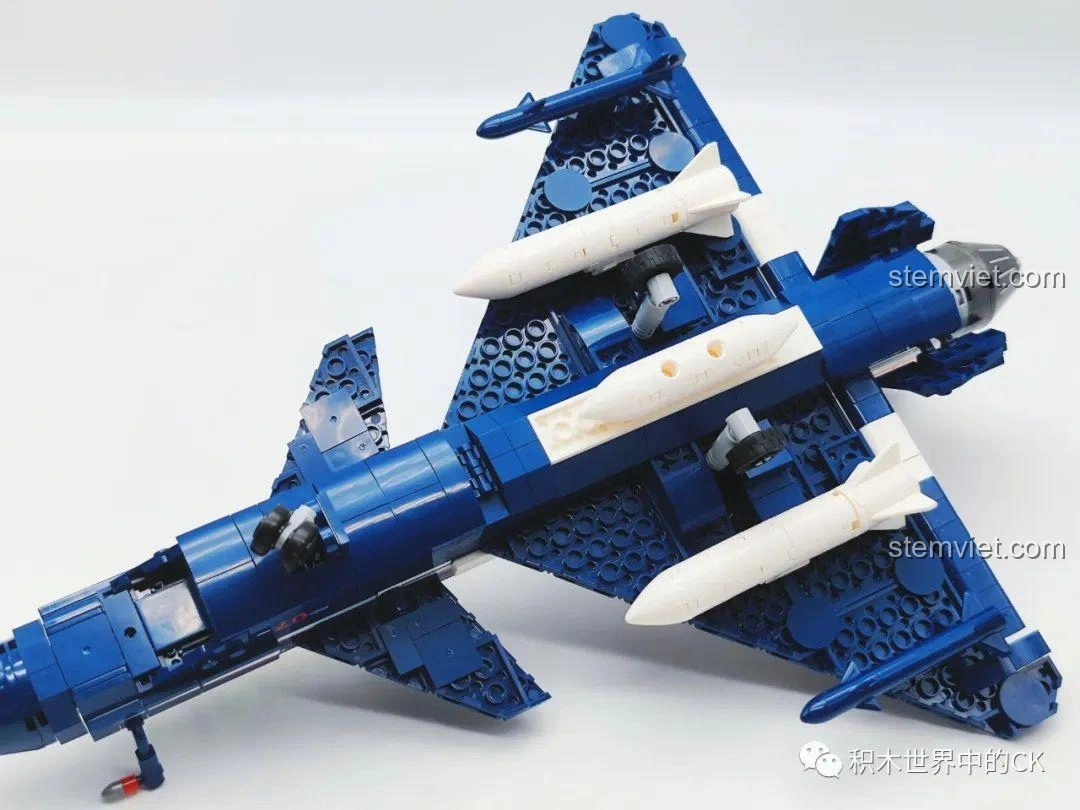 Mô hình Máy Bay Biểu Diễn J-10 SEMBO 202188 đặt trên giá trưng bày, nhìn từ phía trước, tạo dáng bay lượn.