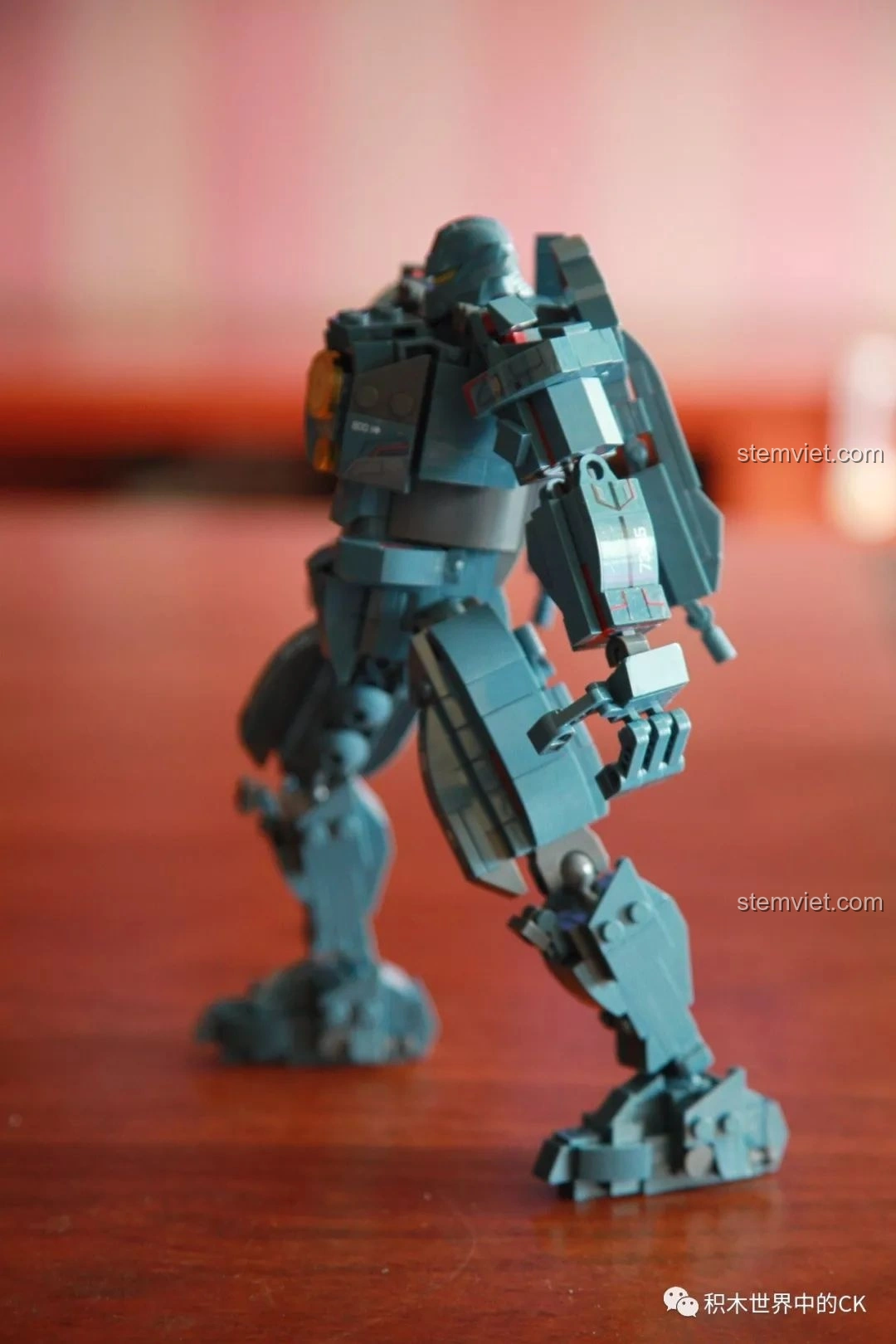 Robot Gipsy Avenger từ bộ Sluban M38-B0726A tạo dáng chiến đấu, nhìn từ góc nghiêng. Đánh giá Sluban M38 B0726A Người Máy Gipsy Avenger Phục Thù Lang Thang.