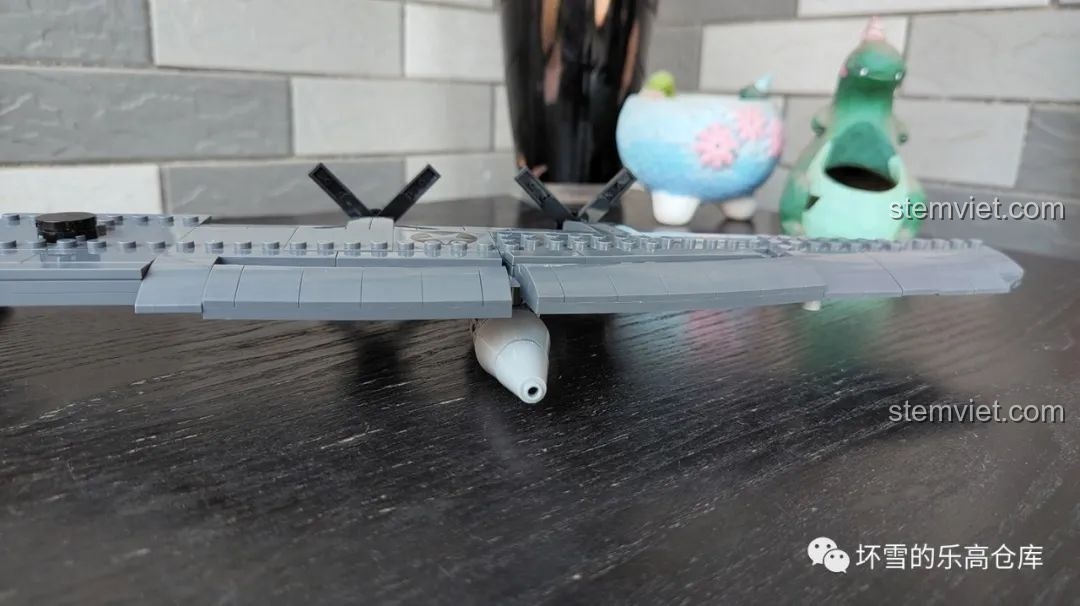 Chi tiết khớp nối yếu của phần cánh ngoài trên mô hình AC-130, gây ra hiện tượng bị xệ.