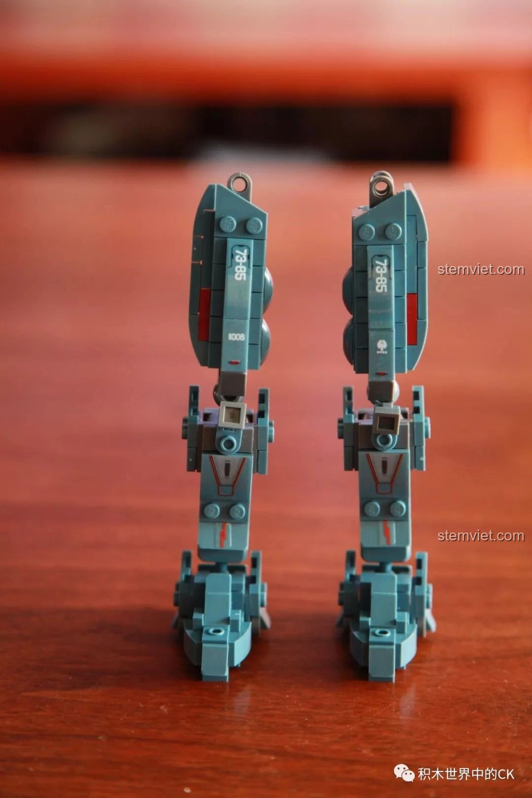 Hai cẳng chân của robot Gipsy Avenger từ bộ Sluban M38-B0726A đã được lắp ráp, cho thấy khả năng đứng vững. Đánh giá Sluban M38 B0726A Người Máy Gipsy Avenger Phục Thù Lang Thang.