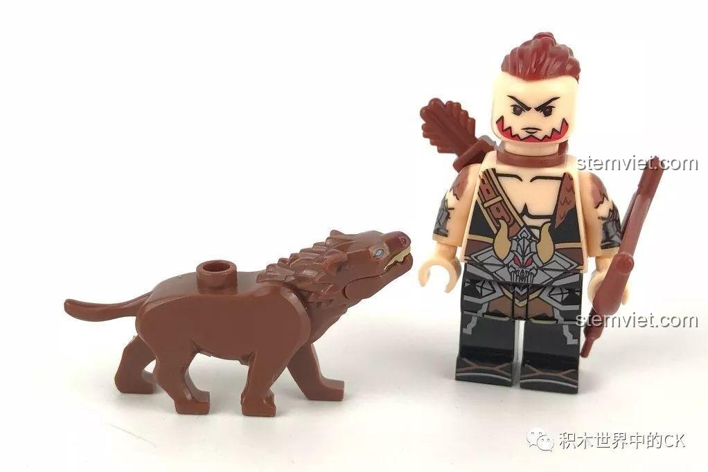 Minifigure Thành Cát Tư Hãn đứng cạnh mô hình sói chiến trong bộ lắp ráp Sembo 11838, một chi tiết độc đáo của set đồ chơi.