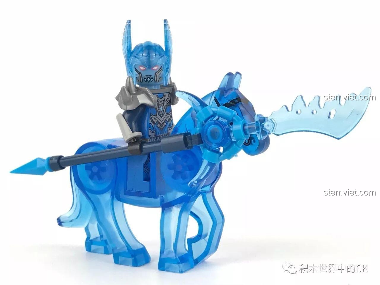 Minifigure Quan Vũ cưỡi trên lưng ngựa pha lê, tay cầm thanh long đao. Đánh giá bộ lắp ráp Sembo 11839 đáng tiền.