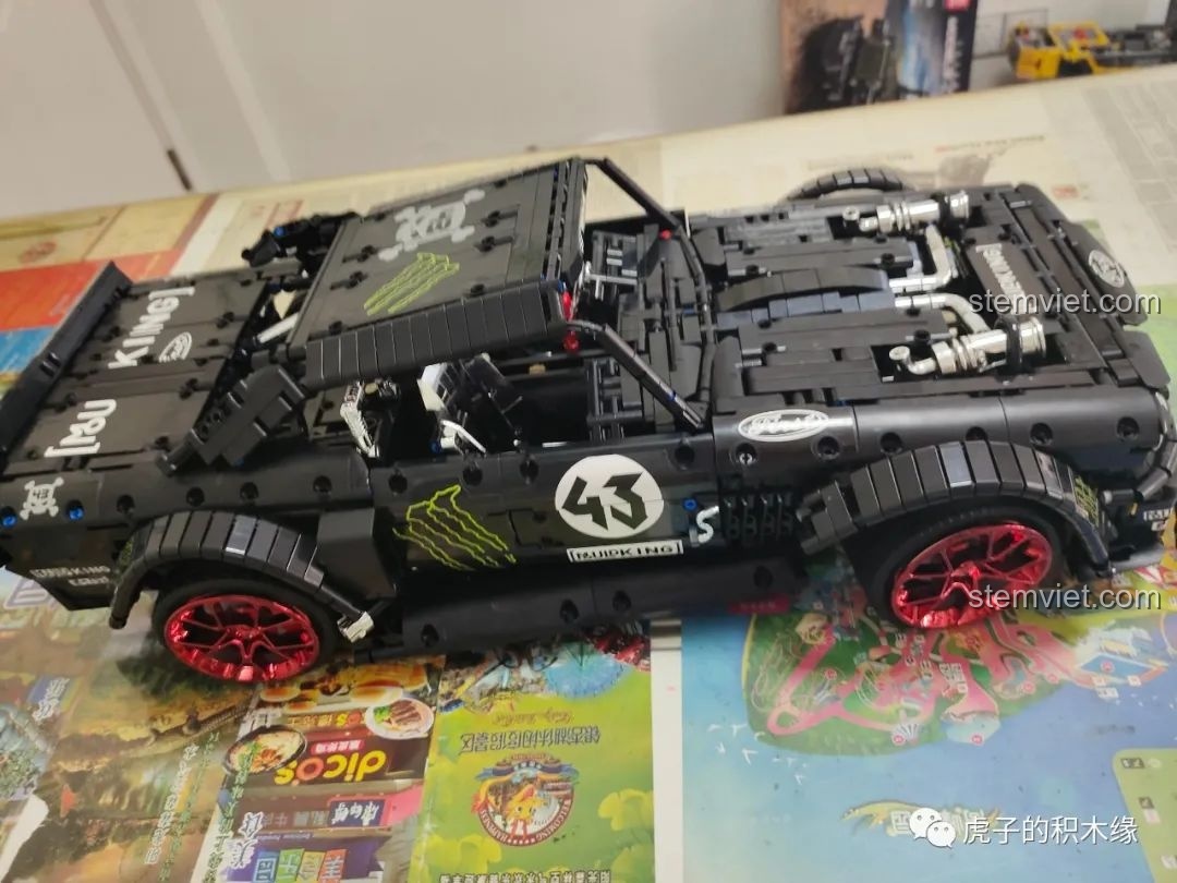 Mô hình xe cơ bắp Mỹ Mould King 13108 nhìn từ góc nghiêng, thể hiện sự hầm hố và các chi tiết decal độc đáo.