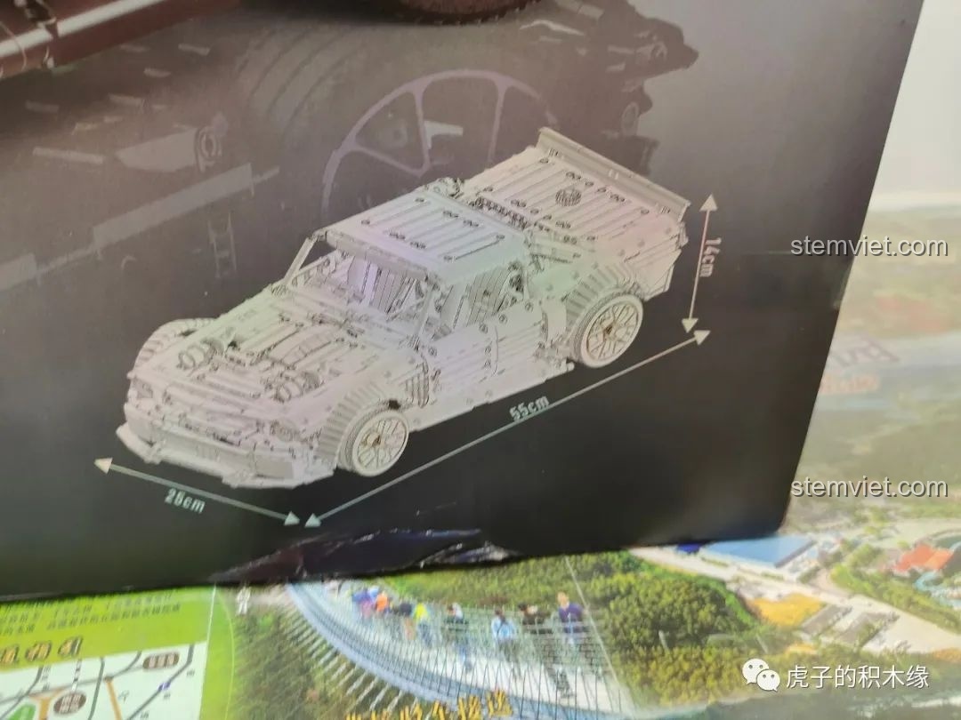 Thông số kích thước của mô hình xe của Ken Block 13108 được in trên hộp: dài 55cm, rộng 25cm.