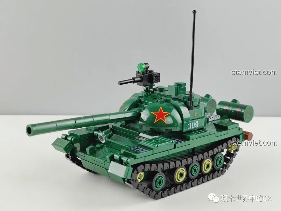 Mô hình xe tăng hạng trung Type 59 hoàn chỉnh từ bộ xếp hình Xe tăng quân sự Type 59 cho trẻ 6 tuổi, với tháp pháo và nòng pháo.