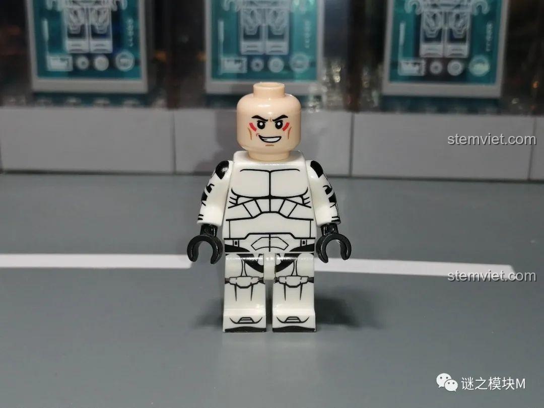 Thân của minifigure Đội trưởng Commando Đỏ không giáp, với gương mặt tự tin và các chi tiết in trên thân.