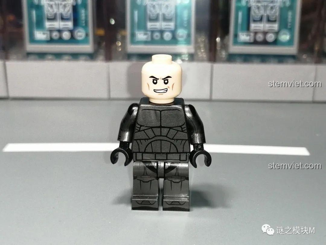 Thân của minifigure Lính Commando Đen không giáp, với các chi tiết giáp được in nổi bật trên nền đen.