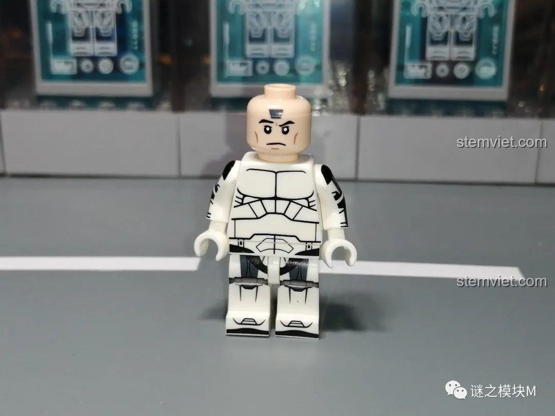 Thân của minifigure Lính Commando Xám XP-370 không giáp, cho thấy chi tiết in trên thân và chân.