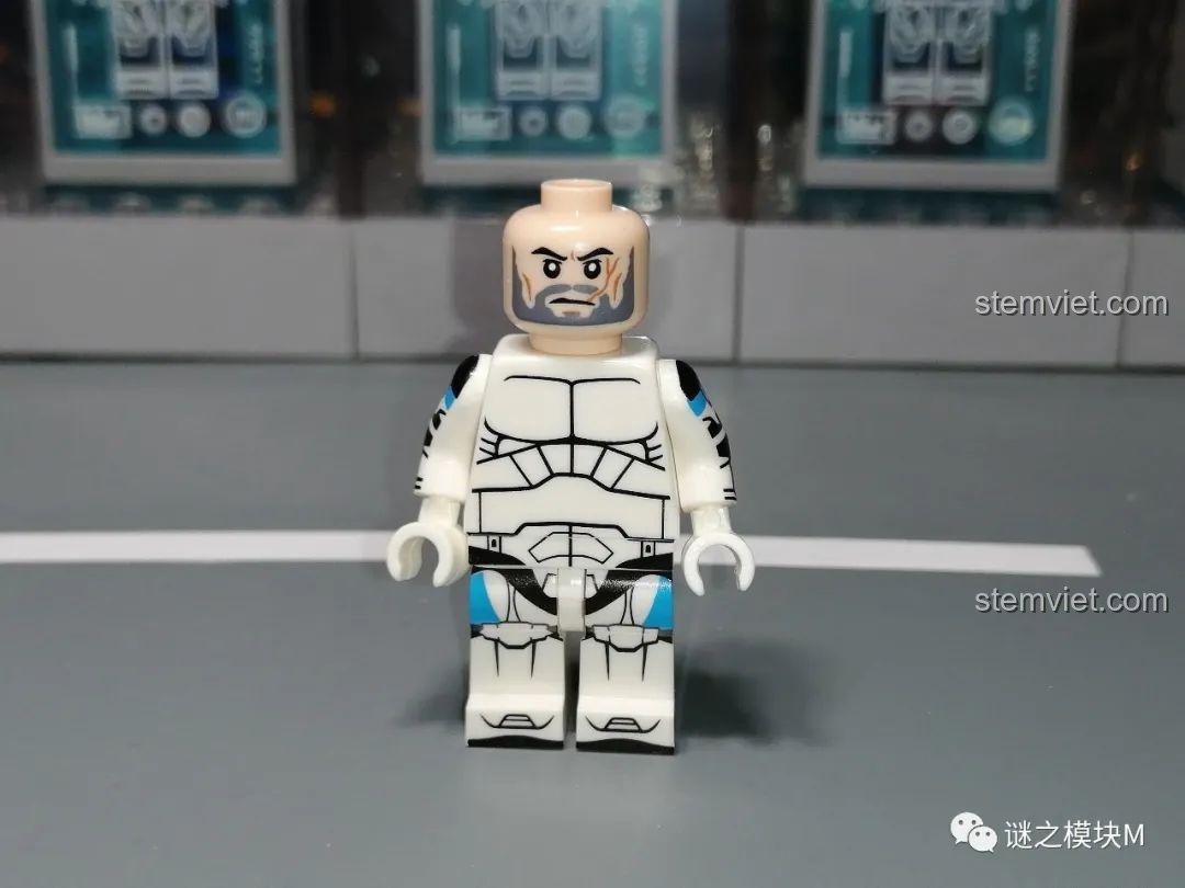 Thân của minifigure Lính Commando Xanh dương không giáp, với các chi tiết in màu xanh và gương mặt có râu.