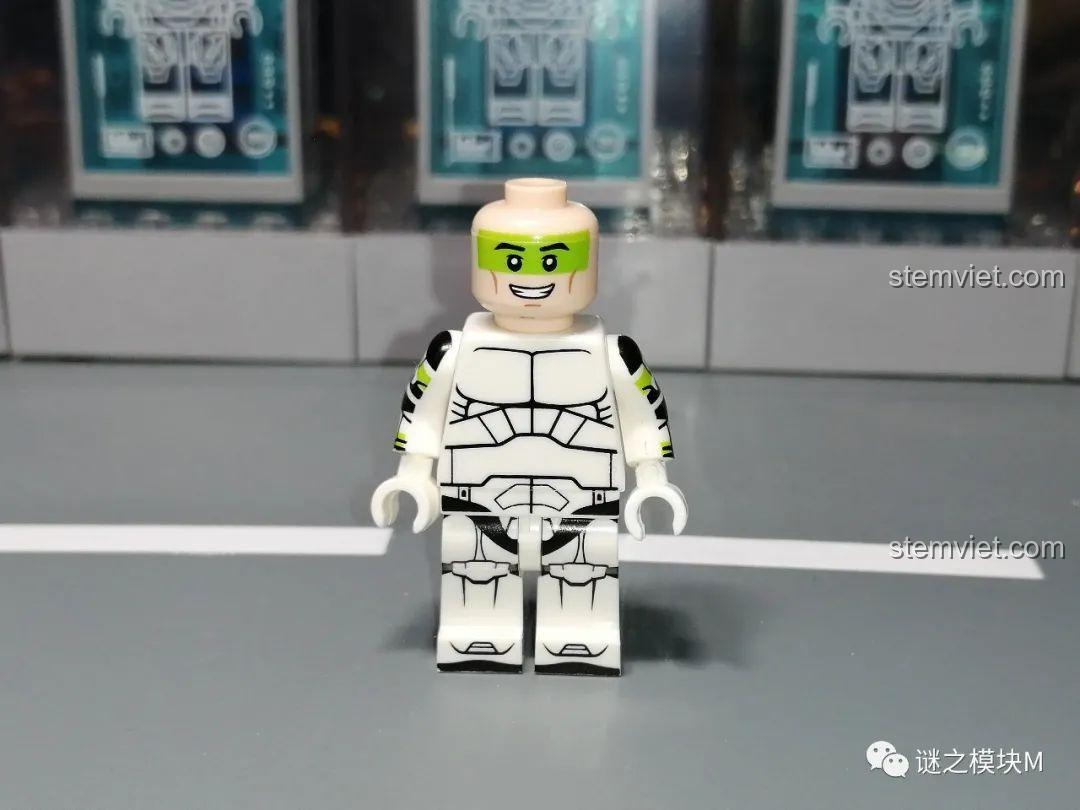 Thân của minifigure Lính Commando Xanh lá không giáp, với gương mặt cười và các chi tiết in màu xanh lá.