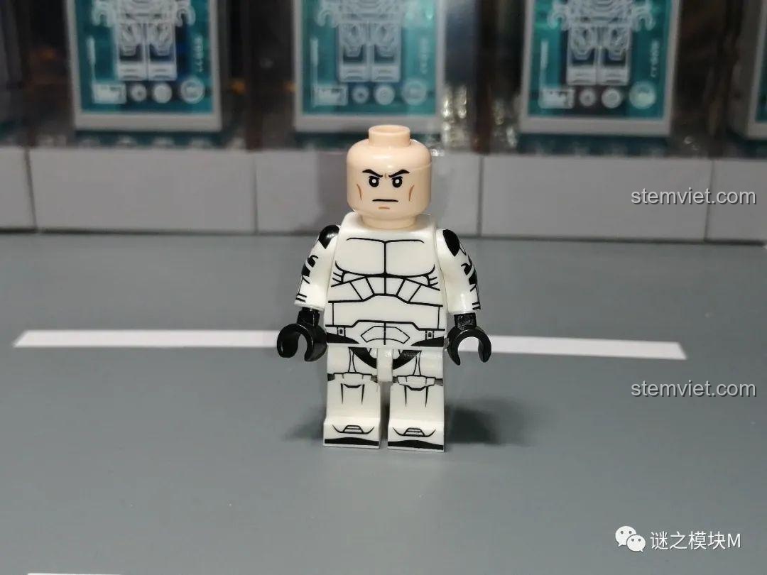 Thân của minifigure Lính Commando XP-369 không có giáp, để lộ chi tiết in trên ngực và chân, thể hiện sự tỉ mỉ của Koruit.